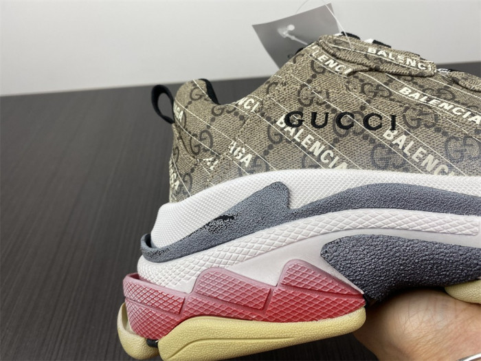 G*u*i*blcg triple s sneaker 677192 ulz10 9795