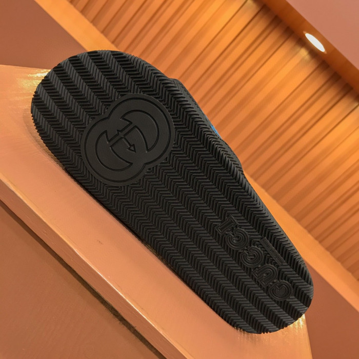 G*u*i slippers