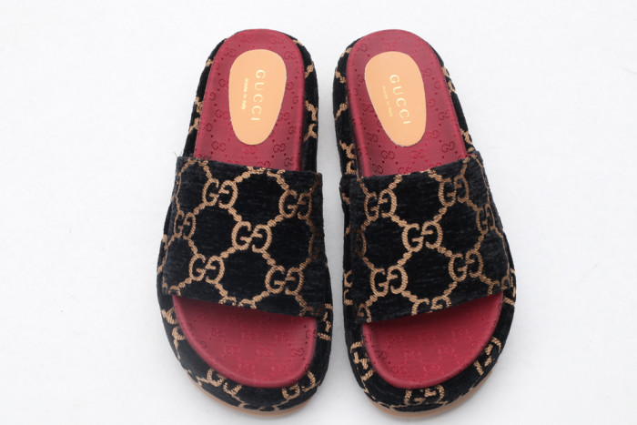 G*u*i slippers