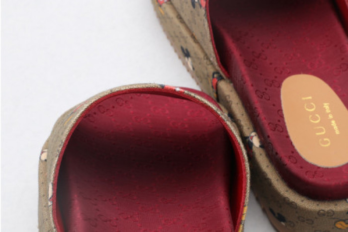 G*u*i slippers