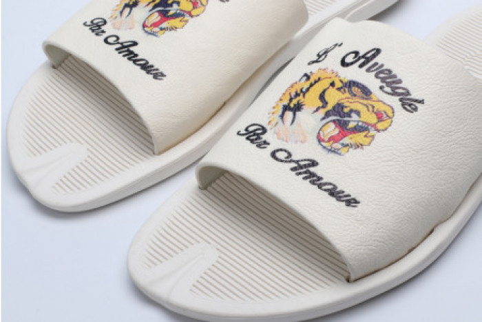 G*u*i slippers